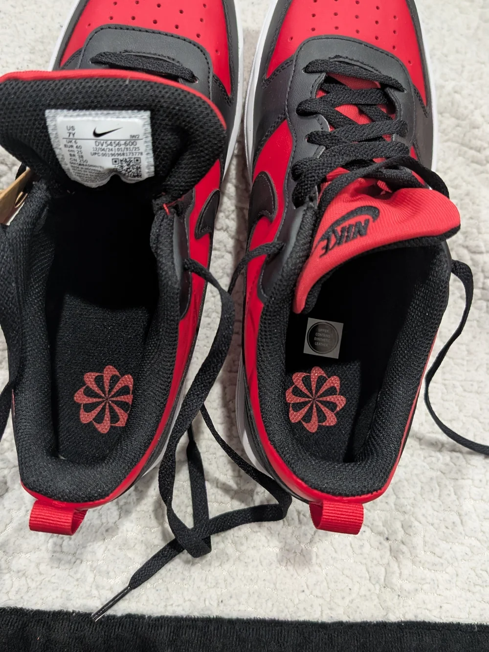 Nike Kids Low-Top Sneakers in Black & Red